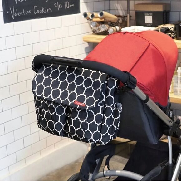 NEW Skip Hop Dash Messenger Diaper Bag, Onyx Tile - Picture 3 of 13